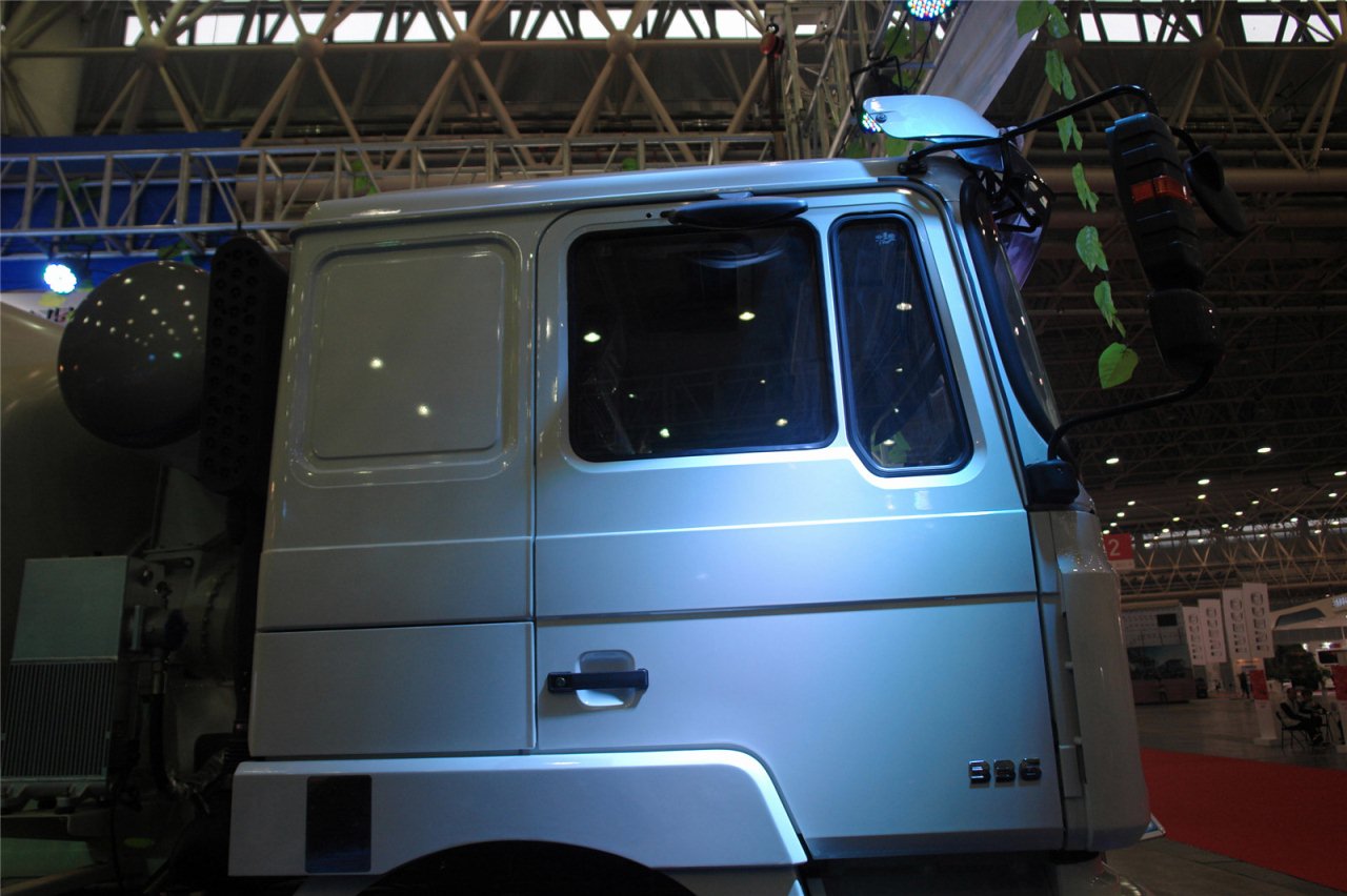 第二届中国国际商用车展览车型：陕汽德龙水泥搅拌车