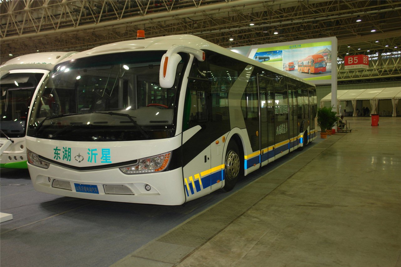 第二届中国国际商用车展览车型：东湖沂星纯电动机场摆渡车