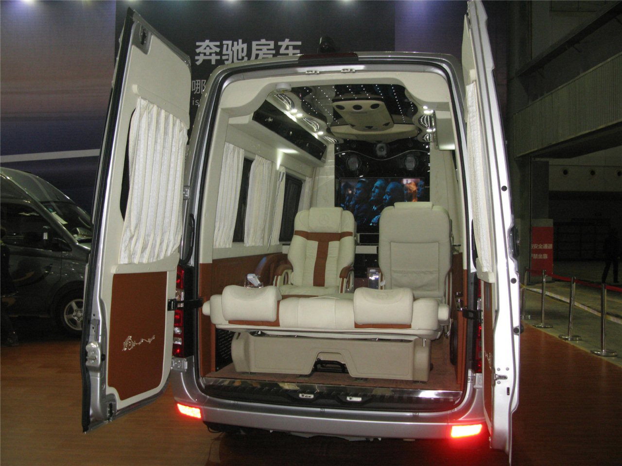 2013年第三届中国重庆汽车博览会展览车型：奔驰房车尊铂